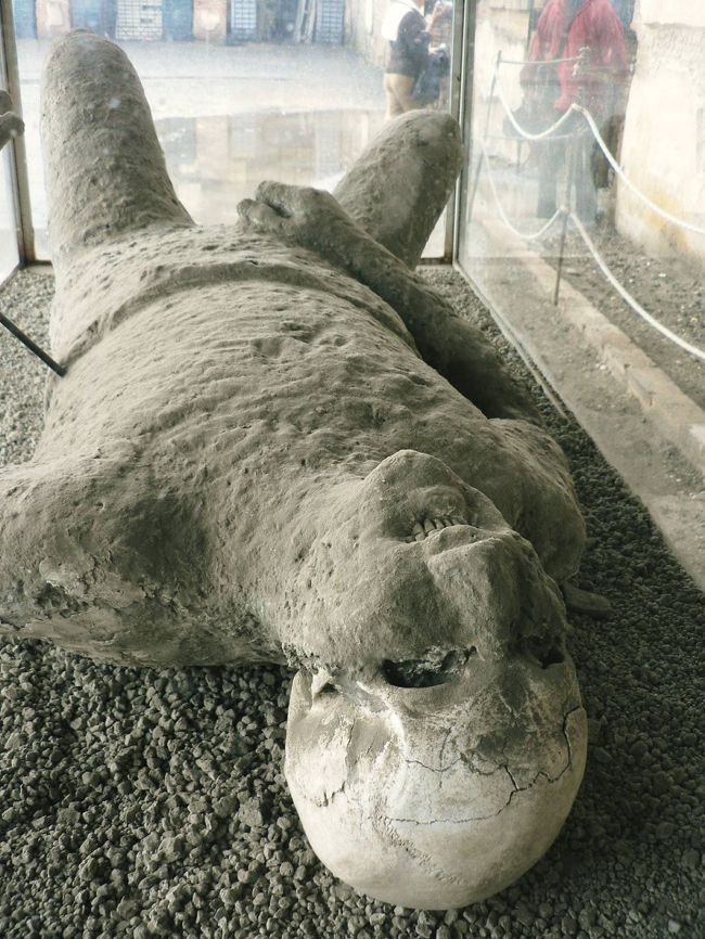 ヴェスヴィオ火山大噴火によって、火山灰に埋まった犠牲者。<br />