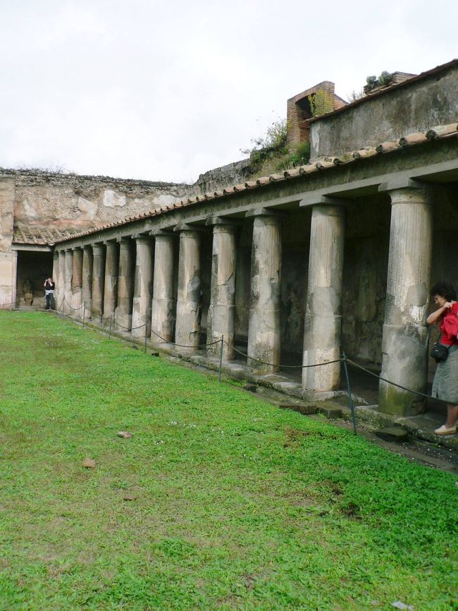 スタビアーネ浴場の大きな建物。