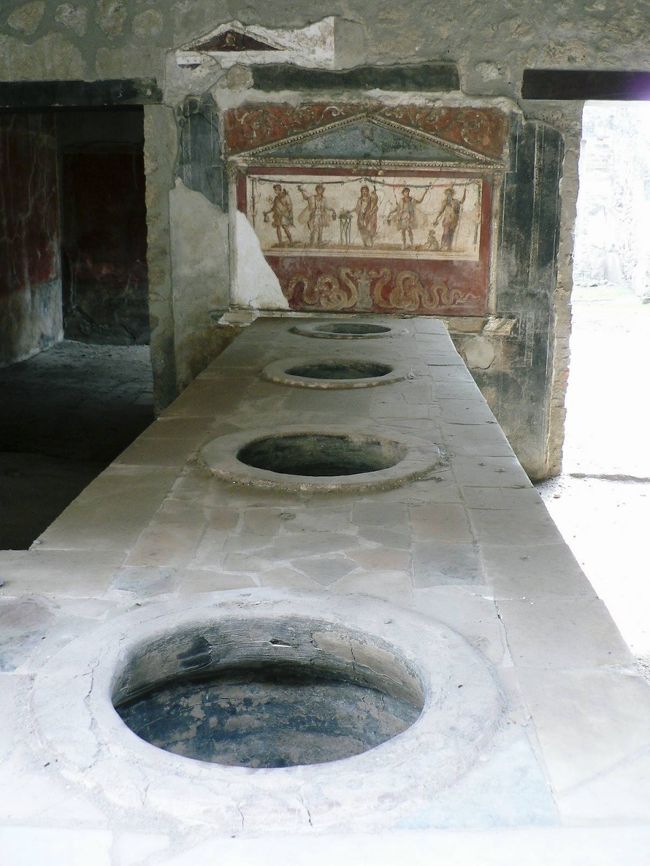 アッポンダンツァ通りの商店街にある居酒屋。