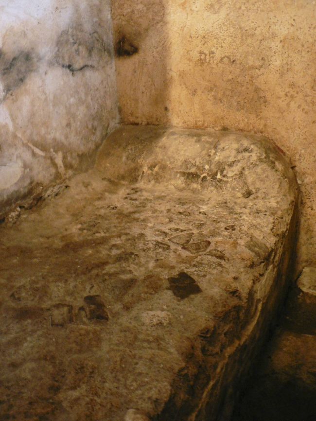 売春宿の石のベッド。