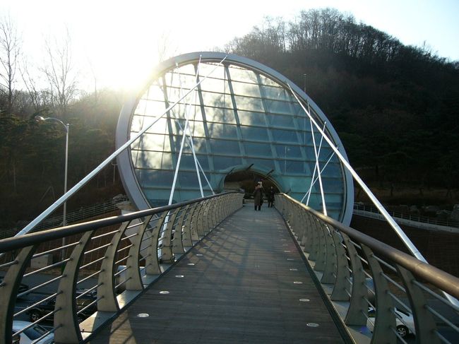 ここは南部高速ターミナル駅から歩いて少しの所にある歩道橋です。この５円玉のような飾りが目印。ここは「ごめん，愛してる」（ミアナダ　サランハンダ）というドラマで出てきたロケ地です。
