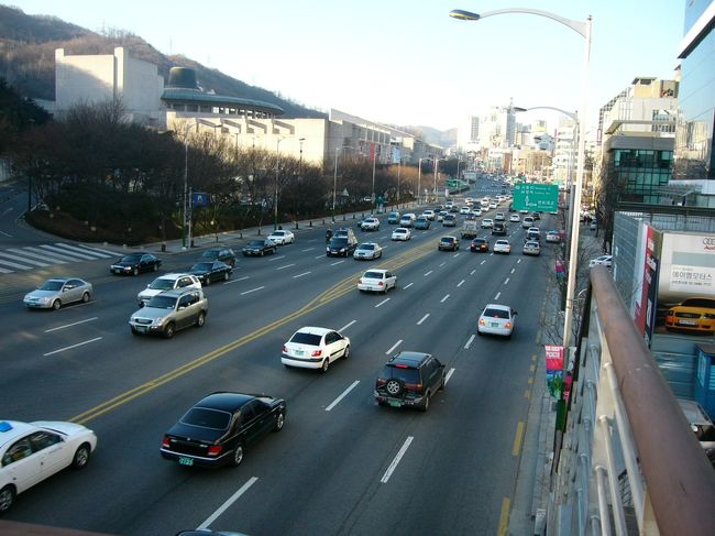 車がけっこうビュンビュン走ってます。歩道橋の上は寒い！