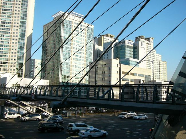 ５円玉の方から反対側を見ると，ビル群が。青空に良く映えています。