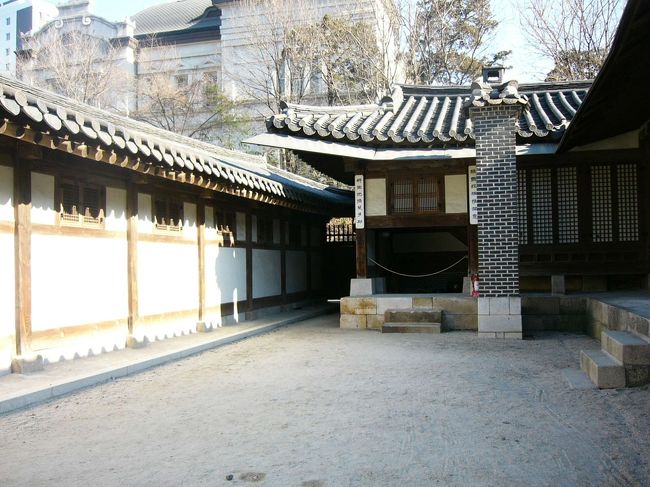 ここはウニョングンです。後ろに洋館が見えますが，これは徳成女子大学の敷地にあります。ここでは２００６年に韓国で大ヒットしたドラマ「宮」「くん」と呼ぶ。が撮影されたそうです。このドラマは日本でもはやりそうです。