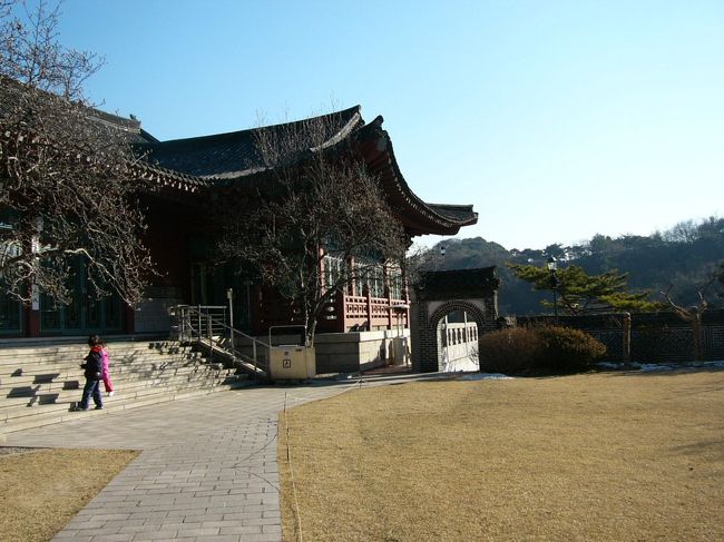 ここは・・・・ソウル市内の北にある三清閣（サムチョンガク）です。ここも宮のロケ地です。市内から離れている分，落ち着いていて，良いですよ〜私たちはタクシーに乗りましたが，無料のバスがインサドンから巡回しているので運行時間をチェックして乗った方がお得ですよね。