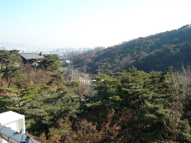 サムチョンガクにはすてきな喫茶室とレストランがあります。喫茶室「タソニ」で一休みしました。ベランダからの眺めです。高いところにあるので，眺めはいいですね！飲み物の値段も高かったけれど・・・