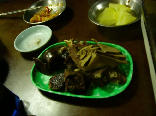 これはお店の人に頼んでちょっとだけ（といっても結構ある）もらったもの。名前はスンデというらしい。ドラマの主人公の大好物で，豚の腸詰めだって。黒くて丸いのは苦かったけれど，白っぽい方は，まあおいしかったかなぁ。