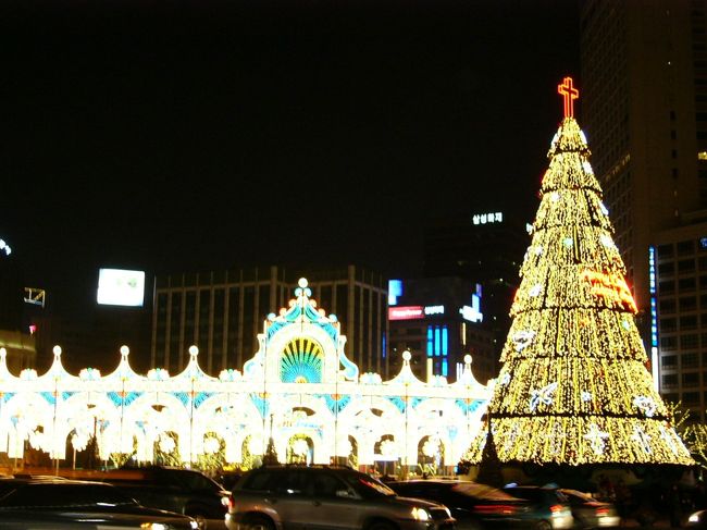 気を取り直して，イルミネーションめぐり。ここはソウル市内でも，指折りの美しさ，ソウル市庁舎前です。