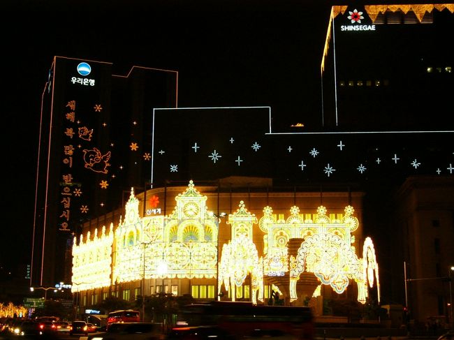 ピカピカですね。ここはソウル市庁舎前から明洞へ歩いたところにあるビルです。のっぽのビルに「セーヘーボク　マニパデュセヨ」（新年おめでとう）って書いてあります。年末年始に使う挨拶だそうです。