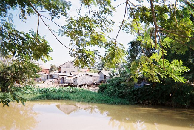 貧困層の家並み（川の中州に並ぶ）子供の仕事は、物売りかゴミ拾い。ゴミ拾いは、プラと缶に分別している。<br /><br />バイク事情だが、免許が無くても誰でも運転OKということで、小学生くらいの子供でも乗り回している奴もいる。そのうち法の整備が必要な気がする。<br />