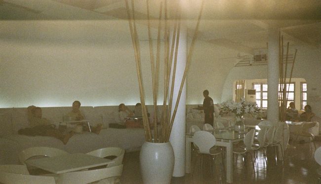 地元の金持ち層と、観光者向けの喫茶店。1Fがｱｲｽｸﾘｰﾑ店の3F。足を伸ばして、ソファーに座りながら飲み物を飲んでまったりする場所である。カップルオススメ！<br />値段は少し高目だが、ﾀｲｶﾞｰﾋﾞｰﾙが1.5$程度。