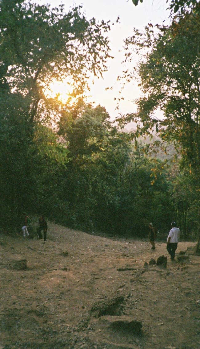 ﾌﾟﾉﾝﾊﾞｹﾝ（ｻﾝｾｯﾄ）<br />今は元の上り道が風化している為、回り道をして登る。<br />象で上る観光者向けｻｰﾋﾞｽあり（上り15$、下り10$）<br />