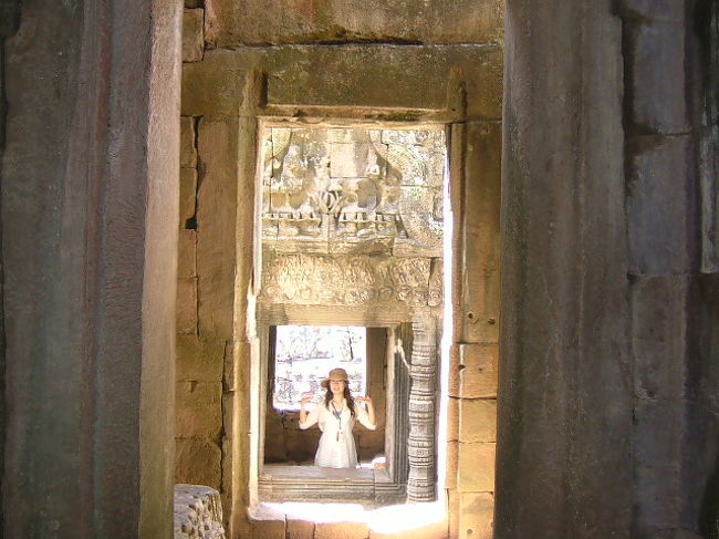 バイヨン<br />風化して屋根の石が落ちて、現在改修作業中。しかし、中へも入れる。<br />このアングルは通常の観光者では見つけづらいかも？<br /><br />