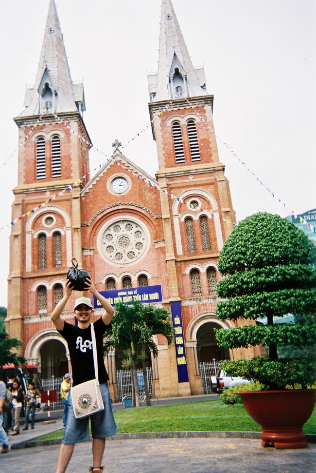 ホーチミン市の中央郵便局隣の聖母マリア協会<br />観光スポットのひとつ。別に楽しいことは無い。<br />ただ写真を撮るだけ。<br />私が手に持っているのはベトナムコーヒー。<br />単に観光物産店や市場で売っている代物とはわけが違う。地元の人に一番おいしい店を聞いて、ローカルな店から仕入れた優れもの＾＾<br />袋をあけると３メートル先からでもコーヒーの匂いがする。<br />ちなみに、ホーチミンの市場や観光店で売っているベトナムコーヒーはグレードはまあまあ。豆の新鮮さに欠ける為、香りが開かない。
