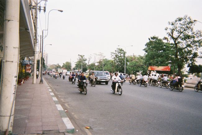 バイクの交通量の多さを撮ろうとしたが、どうも伝わらない。。<br />ちなみに、このような写真を撮っているとバイクタクシーやシクロが手を上げる。このポーズはタクシーに乗らないか？という意思の現われだ。話しかけられても、笑顔で首を横に振ればOK。タイのようには、しつこくされない。<br />そんなバイクタクシーの中に面白い奴がいた。<br />自分のノートに「志村けん」や「今田コウジ」「YOU」などの芸能人の写真や、あらゆる旅行者からのコメント入りのノートを見せてきて、俺は安心だから乗らないか？と話してくる。２人で行動している為断ったが、もし乗ってもそのおっちゃんからぼったくられることは無いだろう。<br />しかし、乗っているバイク自体が古い為に故障や事故の危険性はあるかも＾＾
