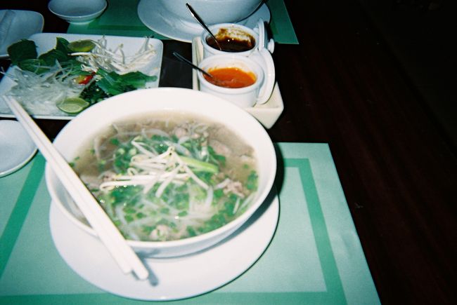 フォー（ベトナムの１番有名なヌードル）<br />お勧めは『フォー２４』<br />フランチャイズ店だが、値段もリーズナブルで<br />味も良し（ホーチミン市に３件在り）<br />同じフランチャイズ店でフォー２０００より旨い。