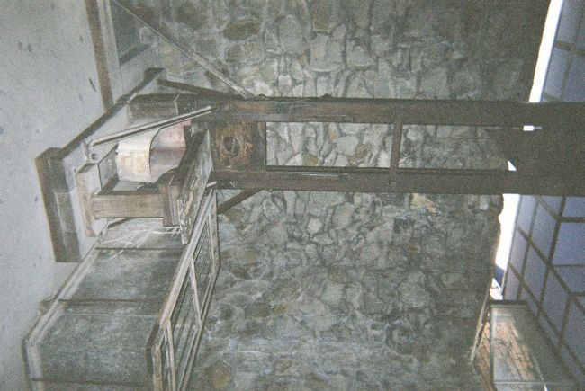 ギロチン（ギロチンさんが発明）<br />十字軍時代に、公開処刑用としてヨーロッパで発明されました。初期型は首の固定具はなく、カッターが斜めになっていなかった為、処刑される人の首に引っかかってしまい、あまりにも惨い処刑となっていました。後から、見る人の反感を買うことなく俊殺出来るよう改良した形がこれです。<br /><br />ちなみに、戦争博物館にありました。<br />ベトナムの捕虜に使用されていたみたいです。<br />