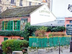 シャンソニエ　ラパン・アジール　Au Lapin Agile

店名を意味する 「 跳ねうさぎ 」 の看板が目印。
ユトリロ、ルノワール、ピカソらもこのシャンソン酒場に通いました。