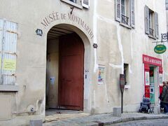 モンマルトル博物館　Musee de Montmartre

12 Rue Cortot　コルトー通り12番地。

かつて、ルノワール、ユトリロ、デュフィが住んでいた建物に、
モンマルトルの丘の歴史やゆかりの芸術家の関する資料が展示されている。