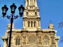 サント・トリニテ教会　Eglise de la Sainte Trinite

1898年、ギュスターヴ・モローの葬儀も行われたという教会。

歴史様式の復興が盛んに行われた19世紀パリの代表例。
ネオ・ルネサンスの優雅な外観が特徴。
ファザードは、主扉口、バラ窓、鐘塔を垂直に積層させた
中央の柱間を中心に、両脇の扉口と小塔を左右対称に配している。