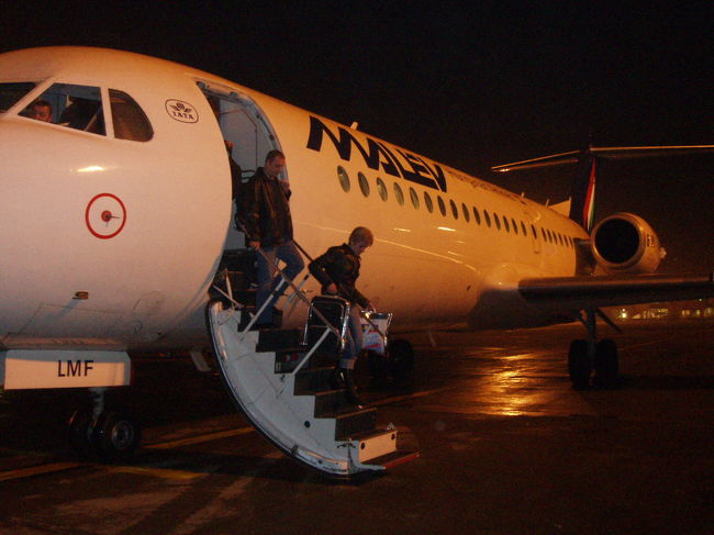 マレーヴハンガリアン航空。機内食はサンドウィッチとチョコバーでした。