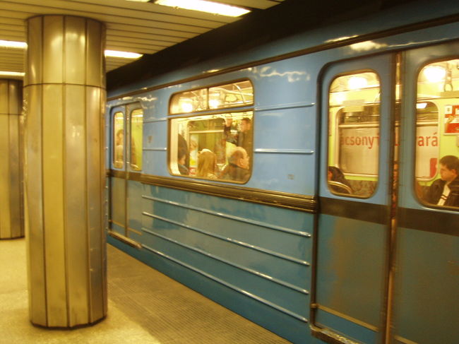 メトロ３。ブリキのおもちゃみたいな電車。かなり暗くてちょっとどきどきしました。