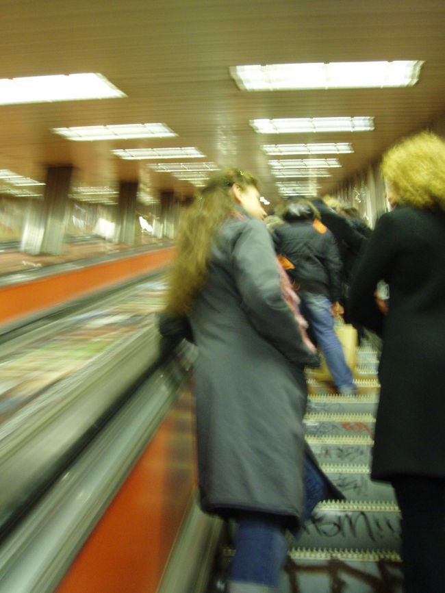 猛スピード＆長いエスカレーター。<br />東京みたいに左に寄らなきゃいけない、とかのルールは無い模様。