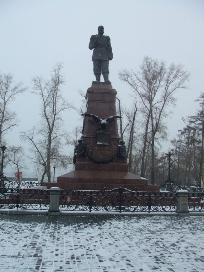 雪の降り積もる町の中を散歩に出かける。<br />かつてのツァーリの像も雪に覆われている、アレクサンドル３世の像
