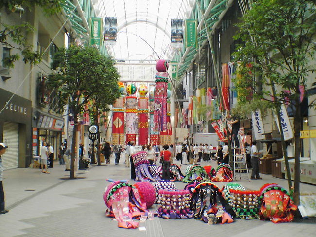 ちょっと早めに着いたので、一番町まで歩いてみる。<br />朝の準備中。