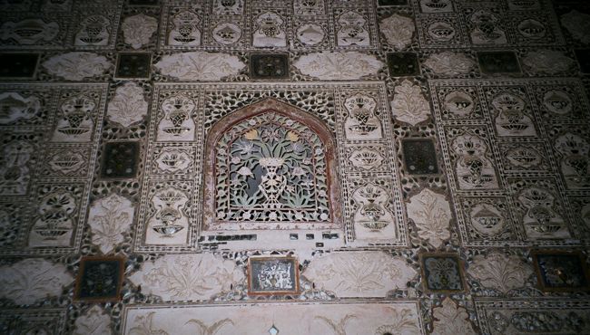 透かし彫りがすっごく細かくて、<br />色も残ってます！