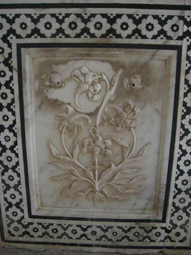 勝利の間の柱の彫刻です。<br />さて、何の模様でしょう？？<br />・<br />・<br />・<br />・<br />さそり・ハチ・蝶・花<br />と、もう1つ何か（←誰か教えて下さい）<br />を組み合わせた模様だそうです。