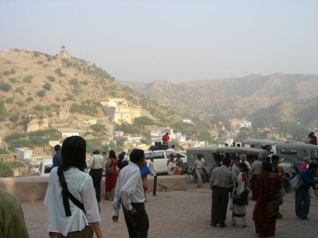 長かったインドでの観光も<br />とうとう終わってしまいました。。。<br /><br />アンベール城の周りは、<br />ちょっと遠くの山までも<br />中国の万里の長城みたく、<br />城壁に囲まれています。<br />最後まで「王様ってすごい・・・。」<br />って思わされました。