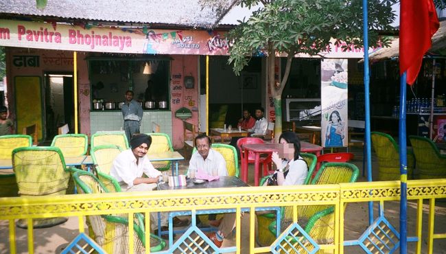 ジャイプールからデリーまでは<br />車で２５０Ｋｍの移動です。<br /><br />途中の高速道路脇のちょっとしたお店で<br />休憩しました。<br /><br />いつも食事でレストランに入る時、<br />ガイドさんは一緒ですが、<br />ドライバーさんは一緒でないので、<br />最終日ながら、一緒にお食事できて、<br />いろいろ話せました。<br />・・・普段は車のタイヤを盗まれたりしないように、<br />　　　車で寝泊りしたりすることが多いとか。<br />日本とインドのお互いの免許証を<br />見せ合って、彼が２１歳と判明。<br />若い！！