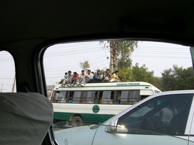 デリー手前で、渋滞にはまってしまいました。<br />1時間半くらい、全然すすまなかったんですが、<br />途中、こんな、人だらけのバスとか、