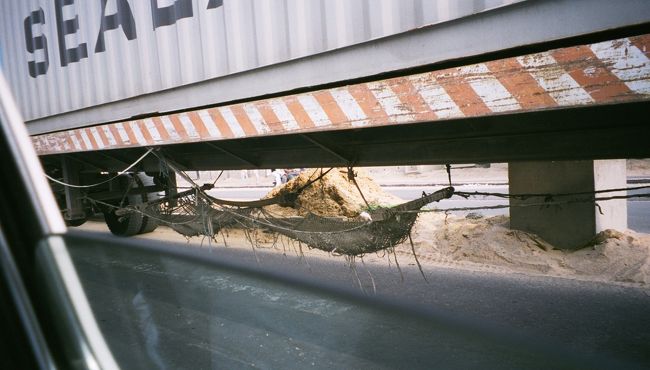 こんなトラックを見かけました。<br />これ、トラックの下にハンモックがあるんです。<br />長距離トラックの運転手さんは<br />これで夜、寝るらしいです。<br />