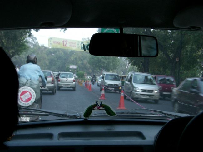 とうとうデリーに戻ってきました。<br /><br />初日は街中を歩く牛にびっくりしたりも<br />していましたが、<br />ベナレスやアグラなど<br />インドの田舎を見た後は、<br />牛が歩いていようと、<br />舗装されている道路が、<br />日本と変わらない風景にも思えてきました。