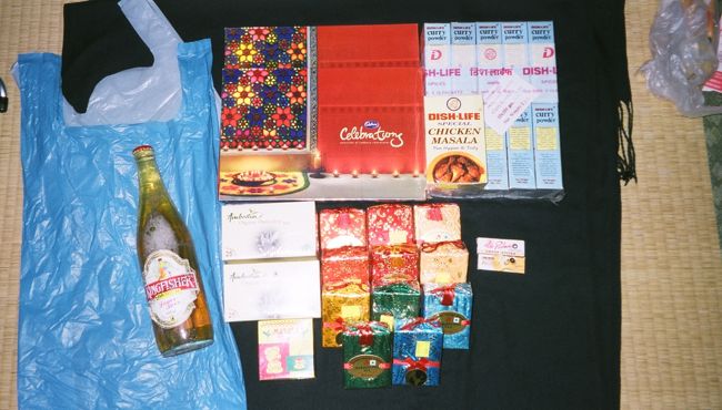 お土産に買ったもの<br />○高速道路の道端<br />・瓶ビール：１００ルピーくらい<br />　　・外国のビールのデザインがかわいくて<br />　　　飲まずに持って帰りました。<br />○カレー・紅茶のおみやげ物や<br />・カレー粉：１個３ドル<br />・紅茶：１個３ドル<br />・ティーバック：１個１６０ルピー<br />・マサラチャイ：１個６ドル　<br />　　・ガイドさんと提携してるっぽくて<br />　　　安くはなさそうですが、<br />　　　お土産用には清潔感もあるし、<br />　　　何より、「お土産買わなきゃ」の呪縛も<br />　　　解きたくて、ここでまとめ買い！<br />　　　おまけにちっちゃいお香をいただきました。<br />○そのへんのスタンド<br />・箱チョコ：１個６０ルピー<br />　　・えっと、ハワイとかオーストラリアとかの<br />　　　お土産のチョコレートを想像しては<br />　　　いけません。