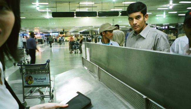 空港の出国カード書く所から。<br /><br />残ったルピーを使いきろうと思いましたが、<br />ポストカードのような、<br />安価なものはあまりありません。<br />紅茶やカレー粉、チョコは買えます。<br /><br />郵便局は２４時間営業だったので、<br />切手を買えました。