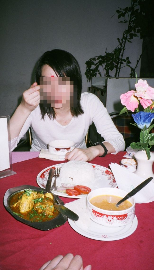 出国審査後、免税店ブラブラしてみました。<br />貴金属や香水、お酒や本。<br />正直、買いたい！と思えるものは<br />なかったですが、<br />（値段も決して安くないし・・・）<br />インドの民族衣装を着たバービー人形が<br />気になりました。<br /><br />で、時間つぶしにレストランへ。<br />レストランで食べる最後のインド料理です！<br /><br />相方は、朝にアンベール城の<br />お寺でつけたビンディーを<br />まだ額にのこしてます！