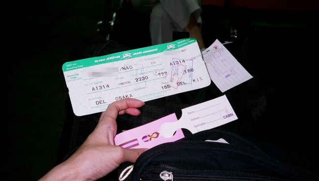 搭乗時間に近付いたので<br />搭乗ゲートに移動します。<br />やっぱり手荷物チェックが厳しくて、<br />チェックをしてもらった<br />手荷物にタグを通してスタンプを押してもらいます。<br />タグは、チェックインカウンターで<br />余計めにとっておくといいと思います。<br />足りない時は、手荷物チェックの時に、<br />なぜかタイ国際航空のタグをくれるので<br />大丈夫です。<br />でも、手荷物チェックを受けた後に、<br />また、免税店で買い物をして、手荷物が増えたら、<br />その分も再度チェックが必要みたいで、<br />いざ、搭乗の際にチェックがない手荷物を<br />持っていた人は、<br />再度チェックを受けるように促されていました。