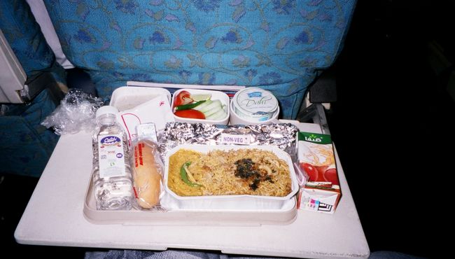 デリー→香港の機内食<br />「Vegi　or Non Vegi?」<br />今回の旅行、３回目の機内食にて、<br />初めて選択させてくれました(笑）<br /><br />選んだのはNon Vegi<br />・チキンカレー<br />・ココナッツミルクにそうめんのようなものが<br />　入った甘いデザート<br />・２００ｍｌの水<br />　　↑こんなちっちゃいペットボトル、<br />　　　初めて見た！！
