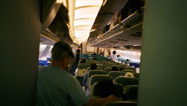 デリー→香港は満席でしたが、<br />香港で半分くらい降りちゃって、<br />ガラガラになった機内では、<br />みんな好きな席に移動して、<br />爆睡してました。<br /><br />機内では例のごとく、<br />嵐のような清掃と、セキュリティーチェック、<br />香港の係員の人が、<br />搭乗券をチェックして肩に座席番号の書いたシールを<br />貼っていきます。<br />トイレに行ってたりすると、<br />「さがしたやん！！」って<br />ちょっとヤな顔してました。<br />シールを貼ってもらえるまでは<br />おとなしく待ってましょう！