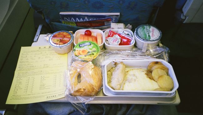 香港→関西<br />最後の機内食<br />「Omlet for you!!」<br />実は魚もあったらしいのに、<br />最後も選ばせてもらえなかった（笑）<br />オムレツにはチキンが添えられていました。<br /><br />左の黄色い質問表はインド便はみんな書きます。<br />お食事中の方、以下は読まなくていいですよ。<br /><br />私のお腹の調子もこの頃にはよくなってましたが、<br />旅行中は多少下してたので、<br />正直に下痢にyesにチェックしてみました。<br />（何度か問題なし！で提出したこともあります･･･）<br /><br />