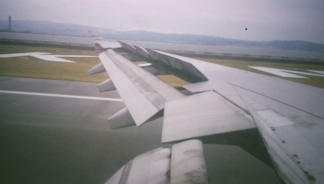 とうとう関空に到着！！<br />無事に帰ってきた嬉しさと、<br />夢が覚めてしまったようなさびしさと・・・。<br /><br />ところで、さっきの質問表。<br />その後について・・・食事中の方はとばして下さい。<br /><br />検疫所では、「もう大丈夫♪」<br />って言っても、健康相談に誘導されました。<br />この便で健康相談を受けたのは、<br />３人。<br />絶対ウソだぁ〜〜！<br />みんな、もっと、お腹こわしてたでしょ〜(^0^)<br />ま、私も、今まで結構大丈夫なフリしてた人なので、<br />そういう人のために、何が行われたかといいますと･･･<br /><br />まず、検温です。<br />おでこにピッと当ててもらうだけ。<br />次にトイレに行って、<br />「検便は出ないよ〜」<br />って思ってましたが、<br />めんぼうくらいのプラスチックの細い棒を<br />おしりにちょこっとさして、<br />試験管に入れて置いて帰ります。<br />結果、赤痢とかだったら、２・３日後に<br />連絡が入るけど、ただの食中毒だと<br />何も連絡なしとのことで、<br />私は２ヶ月経った今でも連絡なしです！！<br /><br />全部で５分もかからないので、<br />終わって荷物受け取り所に行ったら、<br />荷物はまだ、流れてませんでした。<br />重い荷物を持ってない状態で<br />トイレをすませられ、<br />何より健康チェックを受けられるので、<br />みなさん、正直な申告をおすすめします（笑）<br />　　　　　検疫所の回し者ではありませんヨ<br /><br />