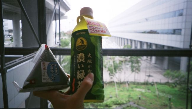 やっぱりお米！<br />で、関空のローソンでおにぎりと<br />日本茶を買いました。<br />行きにローソンに行った時と<br />レジの人が一緒だった！<br /><br />乗って来たエアインディアを一緒にうつしたハズが<br />全く見えず・・・。<br /><br />今回の撮影枚数はデジカメ４５０枚<br />予備カメラのフィルム５０枚<br />でした。<br />相方も５００枚弱くらいたったので、<br />二人で１０００枚弱。<br />おバカですね〜〜(^0^)<br /><br />やっぱ、デジカメのほうがいいね。<br /><br />初めての旅行記でしたが、<br />ここまで皆さんご覧いただいて、<br />ありがとうございました！<br />?を作成中も、?〜?に投票して下さっていて<br />本当に嬉しかったです！！<br />調子乗って、過去の旅行記も<br />作ってみよっかな♪<br />って思ってます！<br /><br />また、よかったら、ご意見も聞かせてくださいネ☆