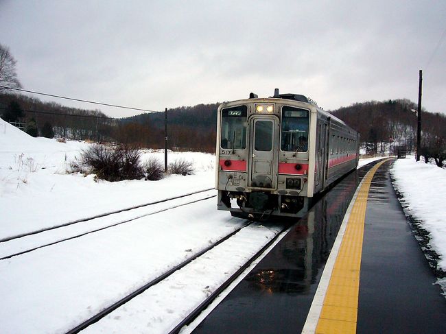 この電車に乗って、宿泊先の川湯温泉へ向かいます。<br />ここから約50分くらい