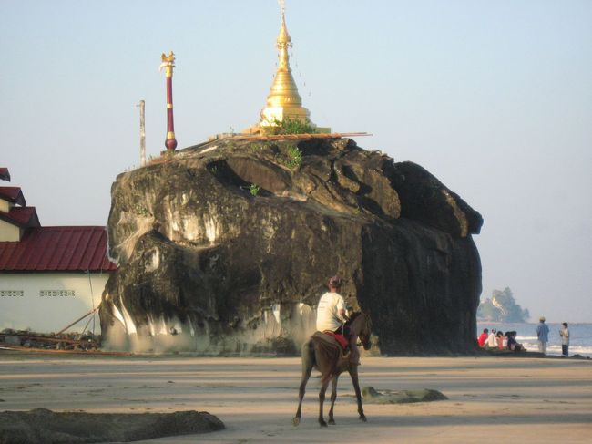 海の透明度はガパリに遠く及ばす、アクティビティと言えるのは乗馬、タイヤチューブの浮き輪、近くの小島でのシュノーケリングくらい(たぶん)。<br /><br />だけど自分には、この「ぬるい」雰囲気が合っているみたい。ビーチを何回も散歩したけど、海に入ったのは数えるほど。<br /><br />温泉に入るようにビーチに浸かって、美味しいもの食べてのんびりするのが好きな人にはオススメ。