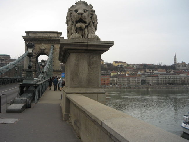 くさり橋のシンボルのライオン。<br /><br />右手奥に見えるのは、<br />マーチャーシュ教会の塔と漁夫の砦。