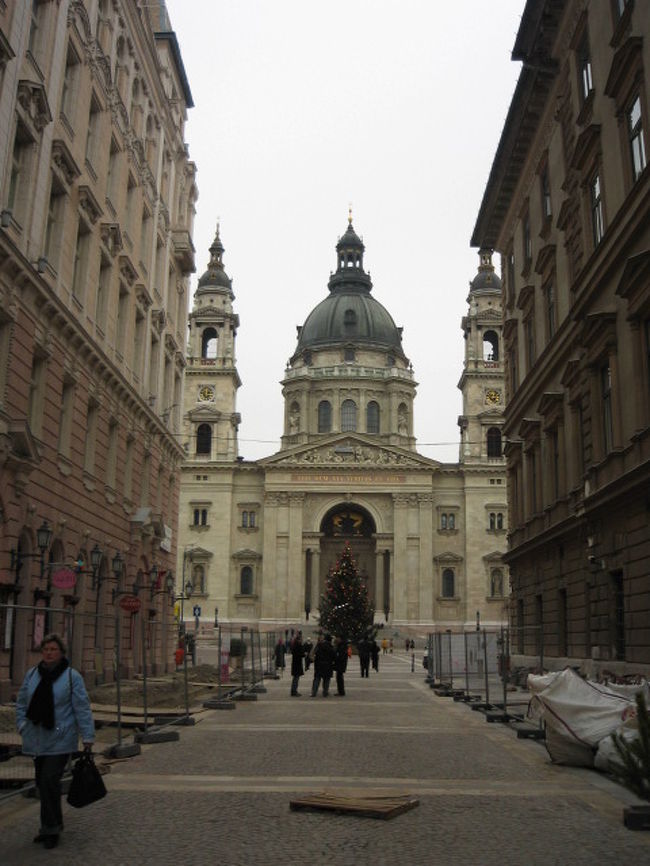 くさり橋から徒歩で向かっていく最中に見た、<br />「聖イシュトヴァーン大聖堂」