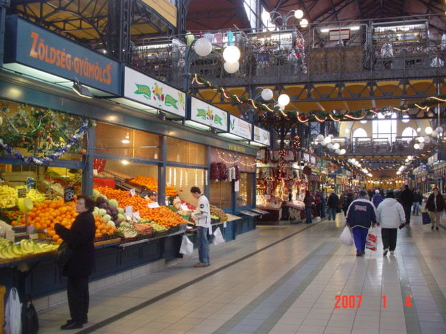 ハンガリーのあらゆる食材の集まる「中央市場」。
